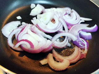 15、照烧鸭腿,利用鸡皮煎出来的油脂，炒香洋葱