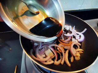 19、照烧鸭腿,调好的酱汁倒入洋葱里