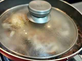 23、照烧鸭腿,盖上盖子，继续煮至收汁