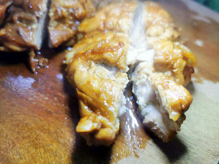 24、照烧鸭腿,汤汁浓稠后，鸡腿肉可对半切开