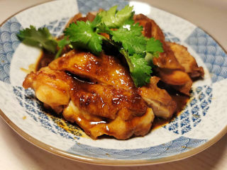 25、照烧鸭腿,成品盘中先放入洋葱，再把鸡腿肉码上去，淋上浓缩酱汁，好馋人