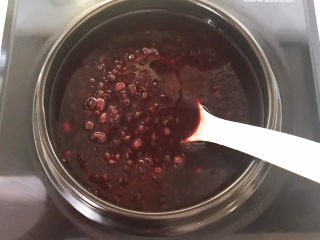 11、黑米红豆粥,调匀即可