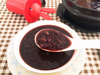 13、黑米红豆粥,黑米红豆粥香甜软糯,营养丰富老少皆宜~