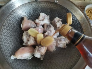 4、黄豆猪脚汤,加入料酒