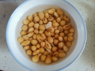 6、黄豆猪脚汤,黄豆提前泡好,我泡了4个小时