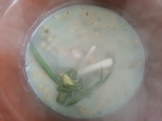 9、黄豆猪脚汤,加入葱结