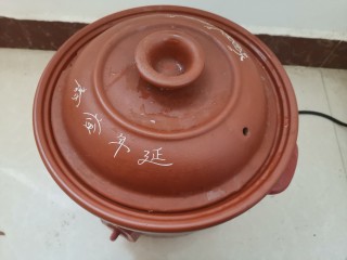 10、黄豆猪脚汤,在砂锅里炖2小时