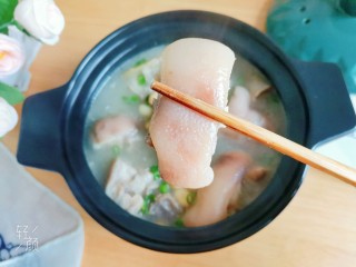 13、黄豆猪脚汤,盛入小砂锅里,撒上葱花,即可开吃了,满满的胶原蛋白啊