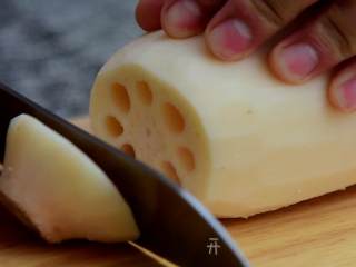 2、甜香酥糯黏而不烂还带点嚼劲的桂花糖藕,藕洗净去皮，前后端两厘米处切开。