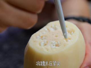 3、甜香酥糯黏而不烂还带点嚼劲的桂花糖藕,糯米塞入莲藕洞中，将糯米压紧实。