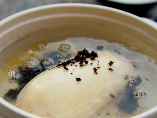 5、甜香酥糯黏而不烂还带点嚼劲的桂花糖藕,加清水没过莲藕，加入红糖。