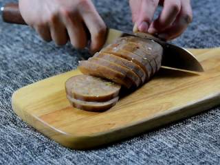 8、甜香酥糯黏而不烂还带点嚼劲的桂花糖藕,晾凉后切片。