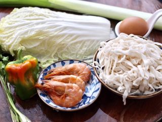 1、大白菜海虾打卤面,先把做打卤面的食材备齐。