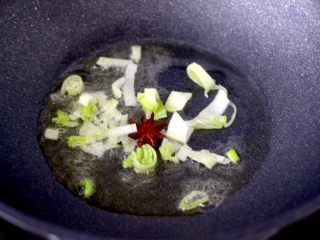 3、大白菜海虾打卤面,锅烧后倒入花生油烧热，小火慢慢炸香八角，大火再爆香葱末。