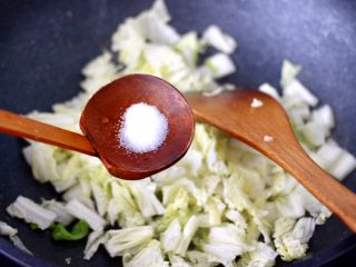 4、大白菜海虾打卤面,这个时候放入切丁的大白菜，大火快速翻炒均匀后，放入适量的盐。