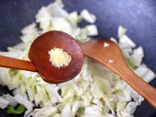 5、大白菜海虾打卤面,再放入鸡精。