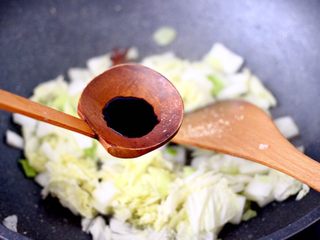 6、大白菜海虾打卤面,这个时候加入生抽调味调色。