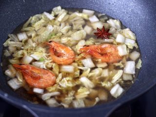 7、大白菜海虾打卤面,大火继续翻炒至所有的食材，混合均匀变软的时候，锅中倒入适量的清水，放入海虾。