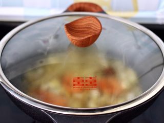 8、大白菜海虾打卤面,盖上双喜麦饭石不粘锅的锅盖，大火烧开后转中火继续煮至。