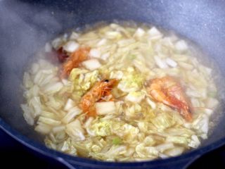 9、大白菜海虾打卤面,锅中汤汁变得越来越浓稠时。