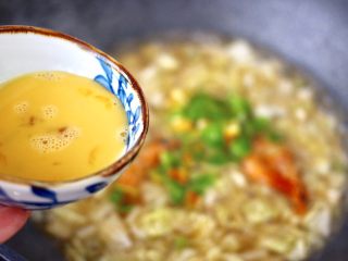 11、大白菜海虾打卤面,鸡蛋打散后，慢慢倒入锅中。