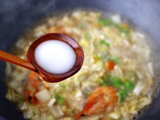 12、大白菜海虾打卤面,再把淀粉用少许清水化开，倒入锅中勾芡。