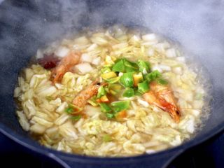 10、大白菜海虾打卤面,这个时候加入彩椒丁。