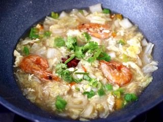 13、大白菜海虾打卤面,大火烧开后，即可关火，撒上香菜段，打卤面的卤就做好了。