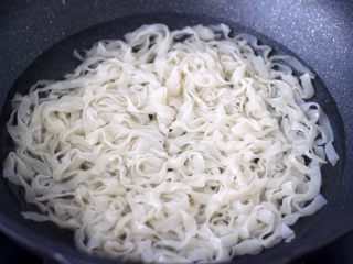 14、大白菜海虾打卤面,另起锅倒入适量清水煮沸后，把新鲜面条煮熟捞出过冷水后沥干，这样煮出来的面条筋道爽滑，特别好吃。