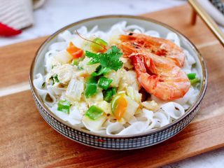 15、大白菜海虾打卤面,把煮熟的面条放入碗里，上面浇上做好的卤就可以开始享用了。