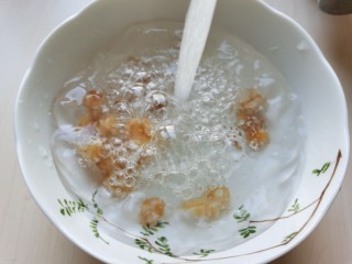 5、糖水鸡蛋,桂圆干是无核的，清水冲洗一下就可。