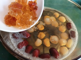 7、糖水鸡蛋,加入桃胶。