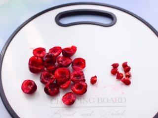 4、车厘子草莓冰奶昔,清洗干净的车厘子，切开后取出核不要。