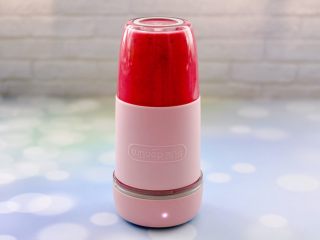 12、车厘子草莓冰奶昔,启动果汁机开始榨汁。