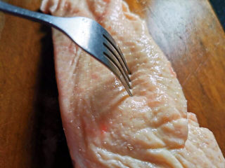 4、橙香红糟鸭脯,鸭脯用叉子戳洞