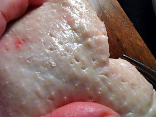 5、橙香红糟鸭脯,要戳至骨头处，这样才容易吸收酱汁