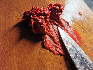 6、橙香红糟鸭脯,红酒糟放在菜板上，用刀压成泥