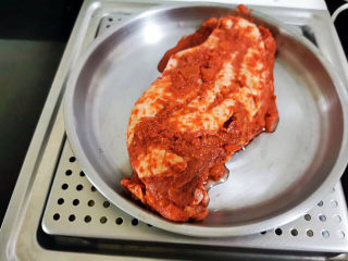 19、橙香红糟鸭脯,把鸭脯放入蒸锅中