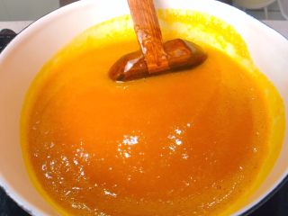 5、韩式南瓜粥,大火煮 十分钟 持续搅拌防止糊锅