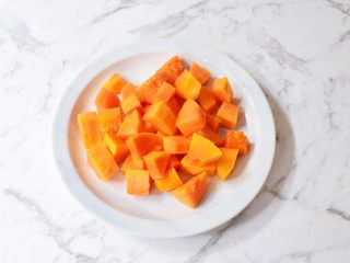 10、木瓜银耳养颜羹,等炖煮快好时，把木瓜去皮去籽切成小块