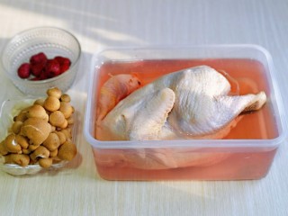 1、猴头菇鸡汤,首先将鸡用冷水反复浸泡，发现水浑浊后立即换清水。