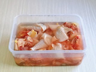 2、猴头菇鸡汤,用食品简单煎小块，再用冷水浸泡，反复两次。