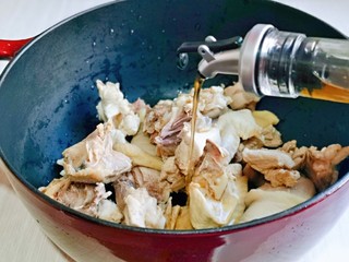 5、猴头菇鸡汤,再加入料酒，抓拌均匀。