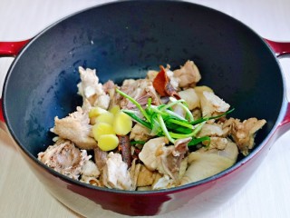 7、猴头菇鸡汤,再加入切好的姜片，小葱打结。