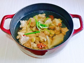 8、猴头菇鸡汤,加入纯净水，适当可以多一些，因为要熬的久一点。