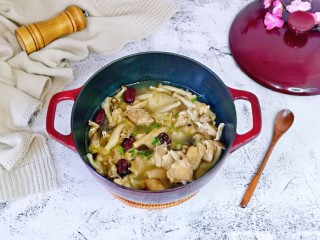 14、猴头菇鸡汤,撒上葱花。