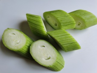 2、丝瓜酿肉,丝瓜去皮，斜着切成3厘米左右的段状。