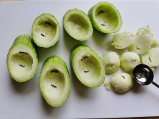 3、丝瓜酿肉,用发球器或者勺子把中间的部分瓜瓤挖出，但不要挖透。