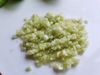 4、丝瓜酿肉,挖出的瓜瓤也不要浪费，把它剁碎，一会儿放到肉馅中。