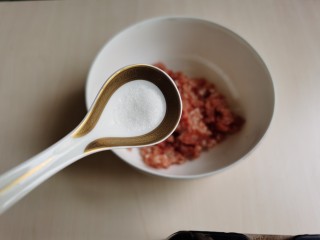6、丝瓜酿肉,肉馅中加入少许的食盐和料酒。